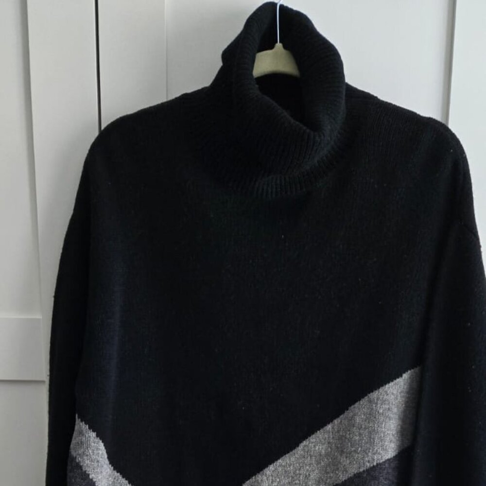 DKNY Active 100% Lambswool Funnel Neck Sweater – Black & Grey – Size L